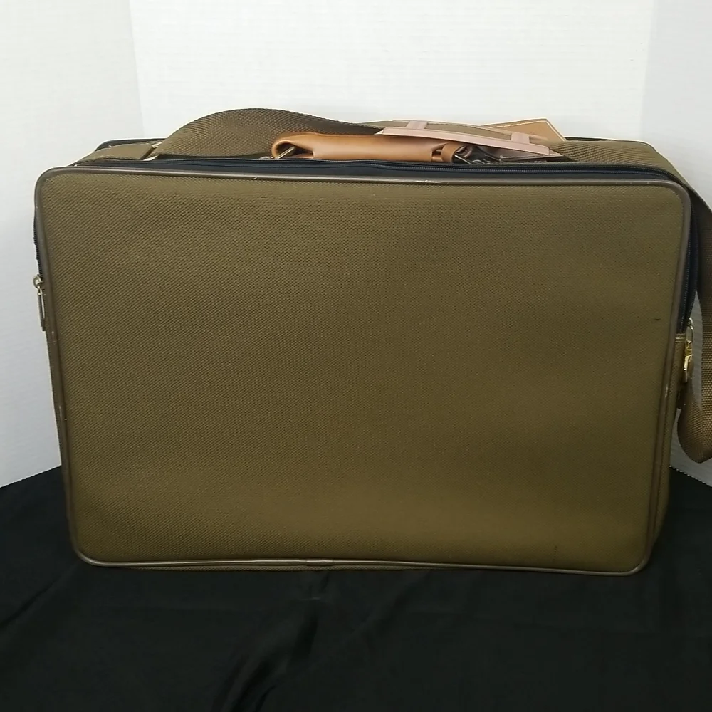 VINTAGE MEMBERS ONLY OLIVE GREEN SUITCASE/ CARRY-ON LUGG 14